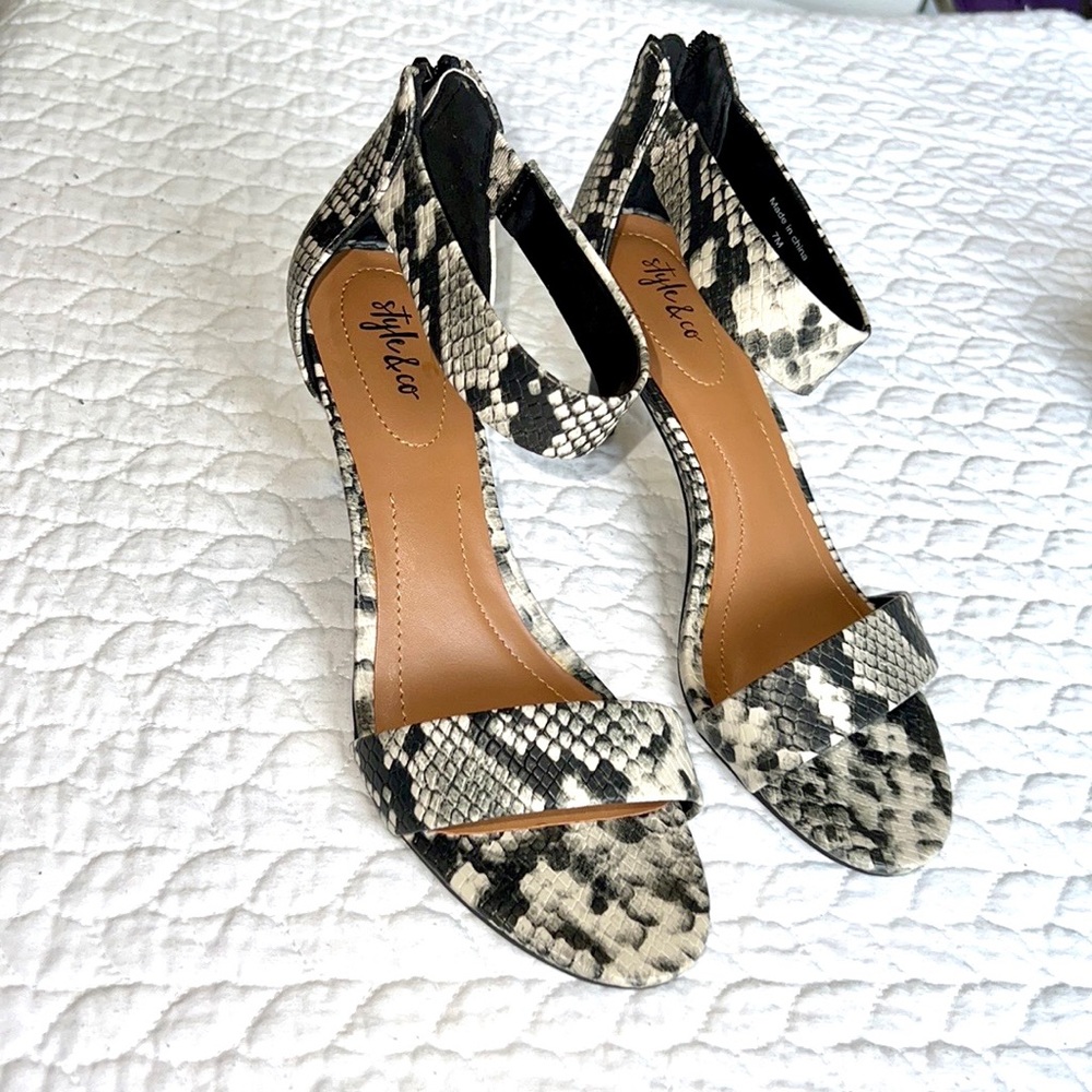 Style & Co. Womens Paycee Open Toe Casual Ankle, Black/White Snake, Size 7.0